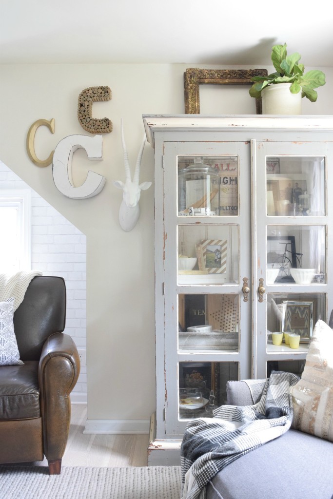 Family Room Paint With Devine Color And Wallpaper - Club Chair - HD Wallpaper 