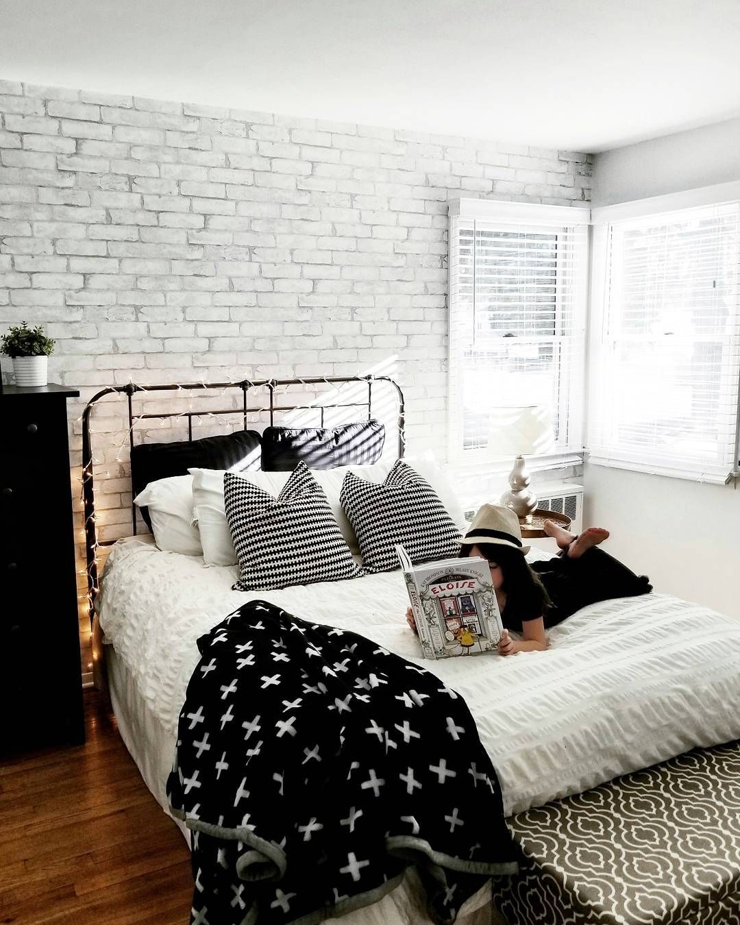 Faux Brick Wall Bedroom - HD Wallpaper 