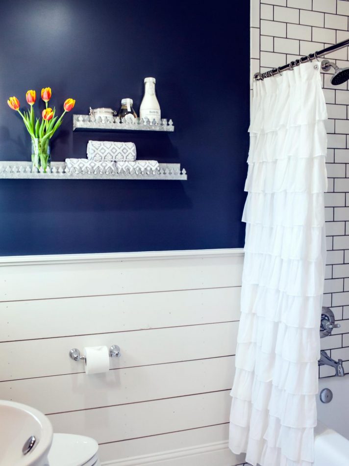 Bathroom White Tile Blue Walls - HD Wallpaper 