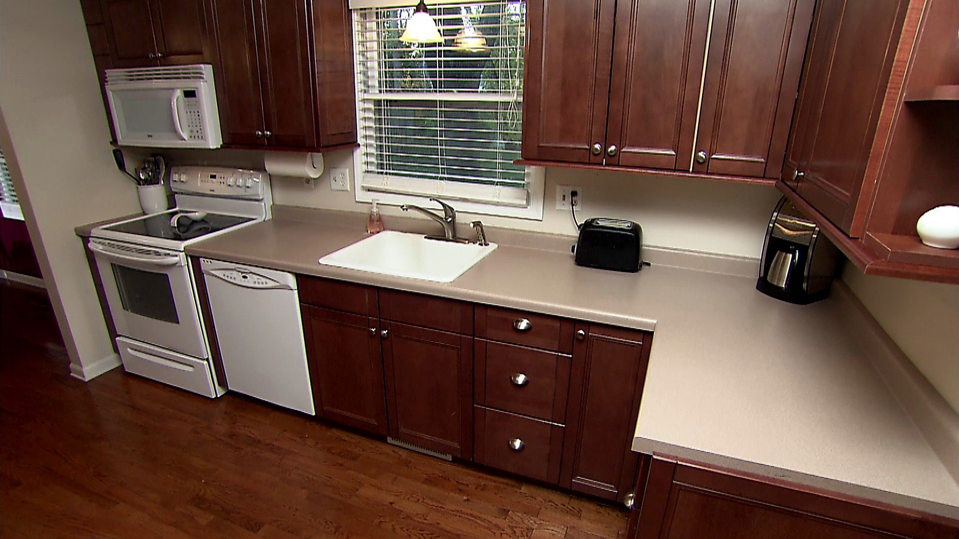 Countertop In Kitchen - HD Wallpaper 