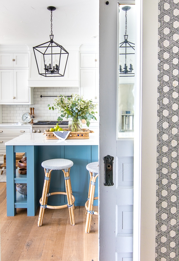 Pantry Wallpaper Classic White Kitchen Blue Island - Interior Design - HD Wallpaper 