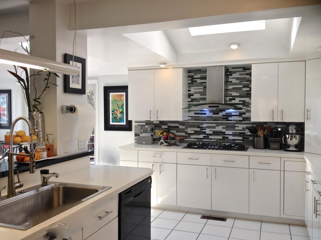 Modern Black And White Kitchen With Glass Backsplash - Tile Backsplash For Black And White Kitchen - HD Wallpaper 