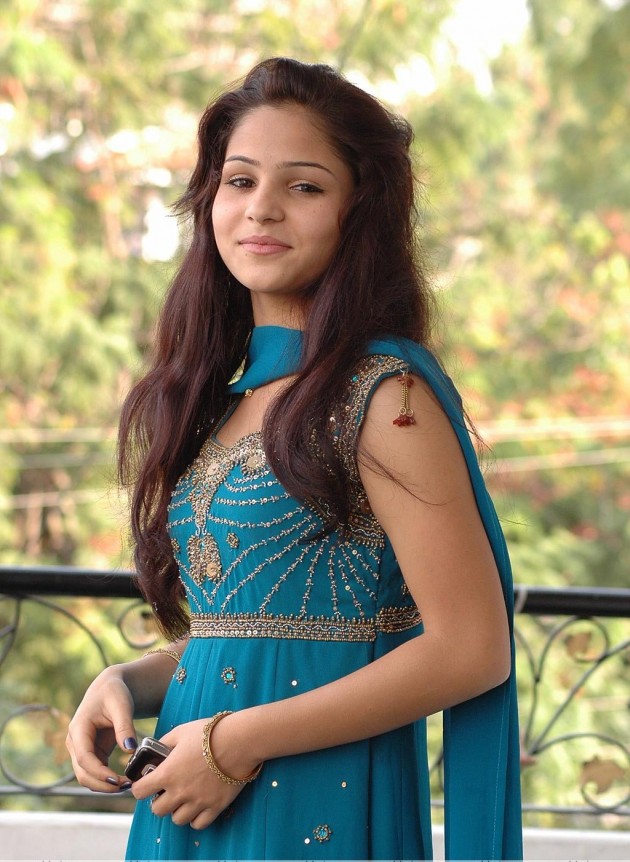 Simple Beautiful Indian Girl - HD Wallpaper 