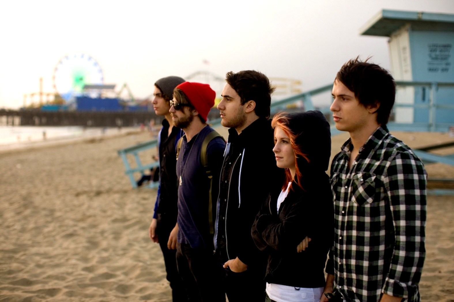 Hd Paramore Wallpaper For Background, Machelle Rummel - Paramore On The Beach - HD Wallpaper 