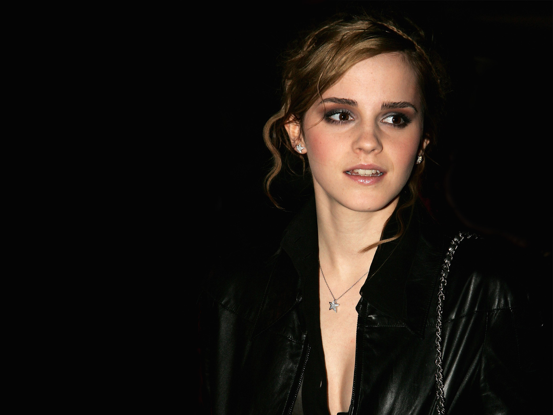 Emma Watson In Black Coat - Emma Watson - HD Wallpaper 