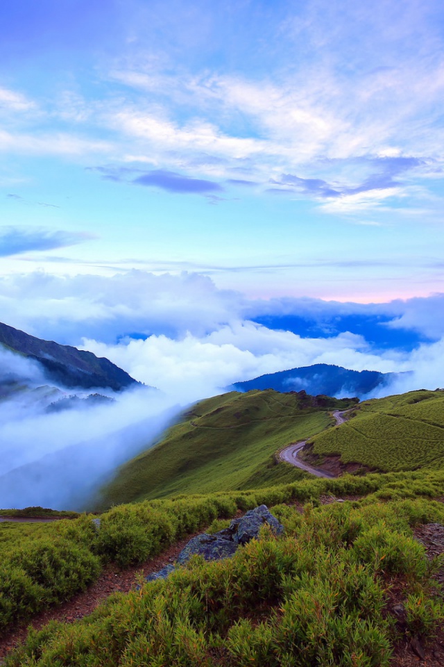 Mountain Top With Clouds - HD Wallpaper 