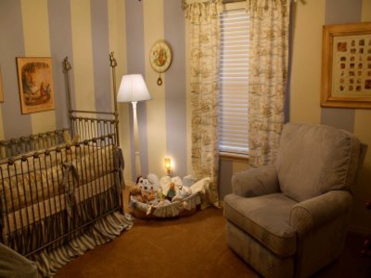 Striped Bedding For Boys Room Peter Rabbit Baby Decor - Peter Rabbit Nursery - HD Wallpaper 