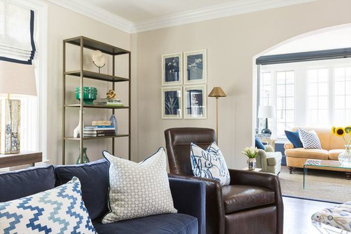 Pillows In Hunt Slonem Hutch And Schumacher Betwixt - Living Room - HD Wallpaper 