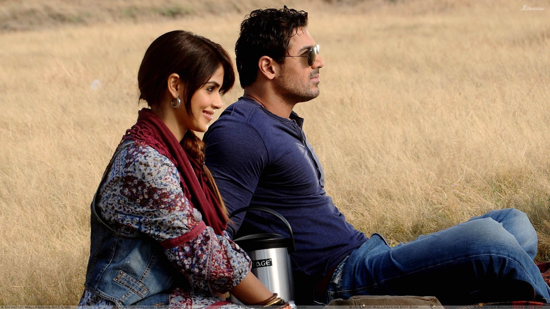 John Abraham And Genelia Dsouza Sitting In Force Movie - John Abraham In Force - HD Wallpaper 