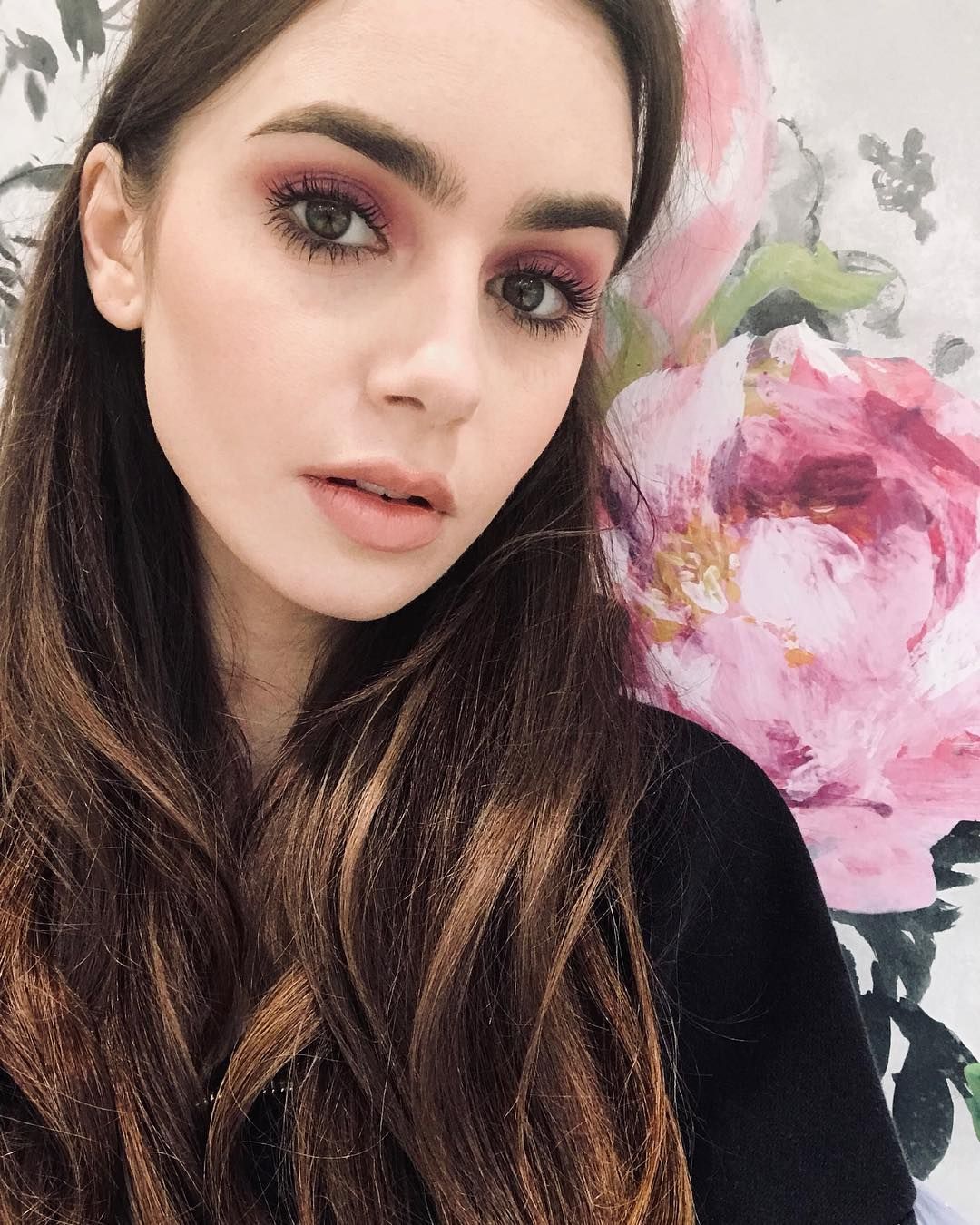 Lily Collins Skin Selfie - HD Wallpaper 