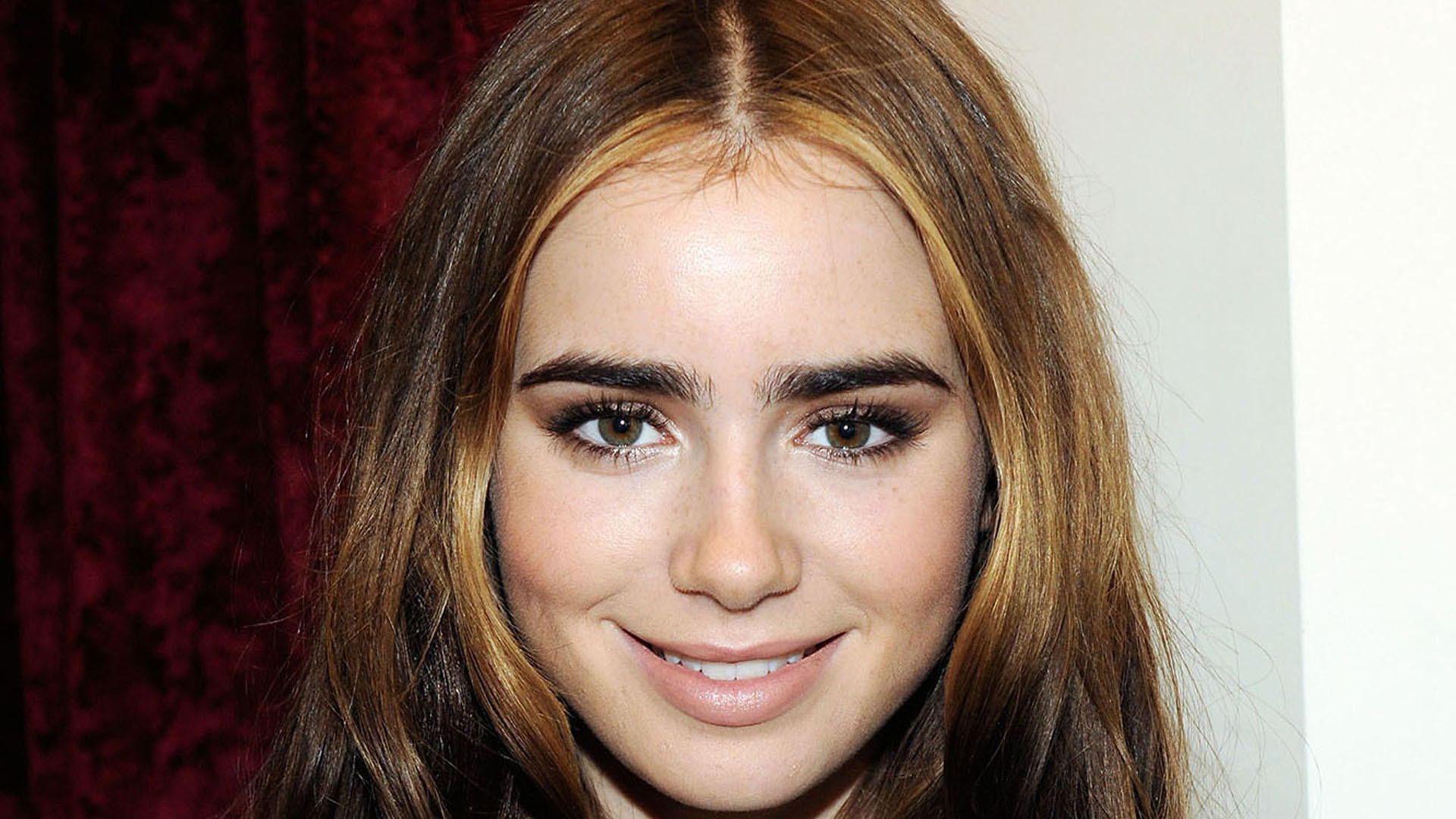 Lily Collins Without Make Up - HD Wallpaper 