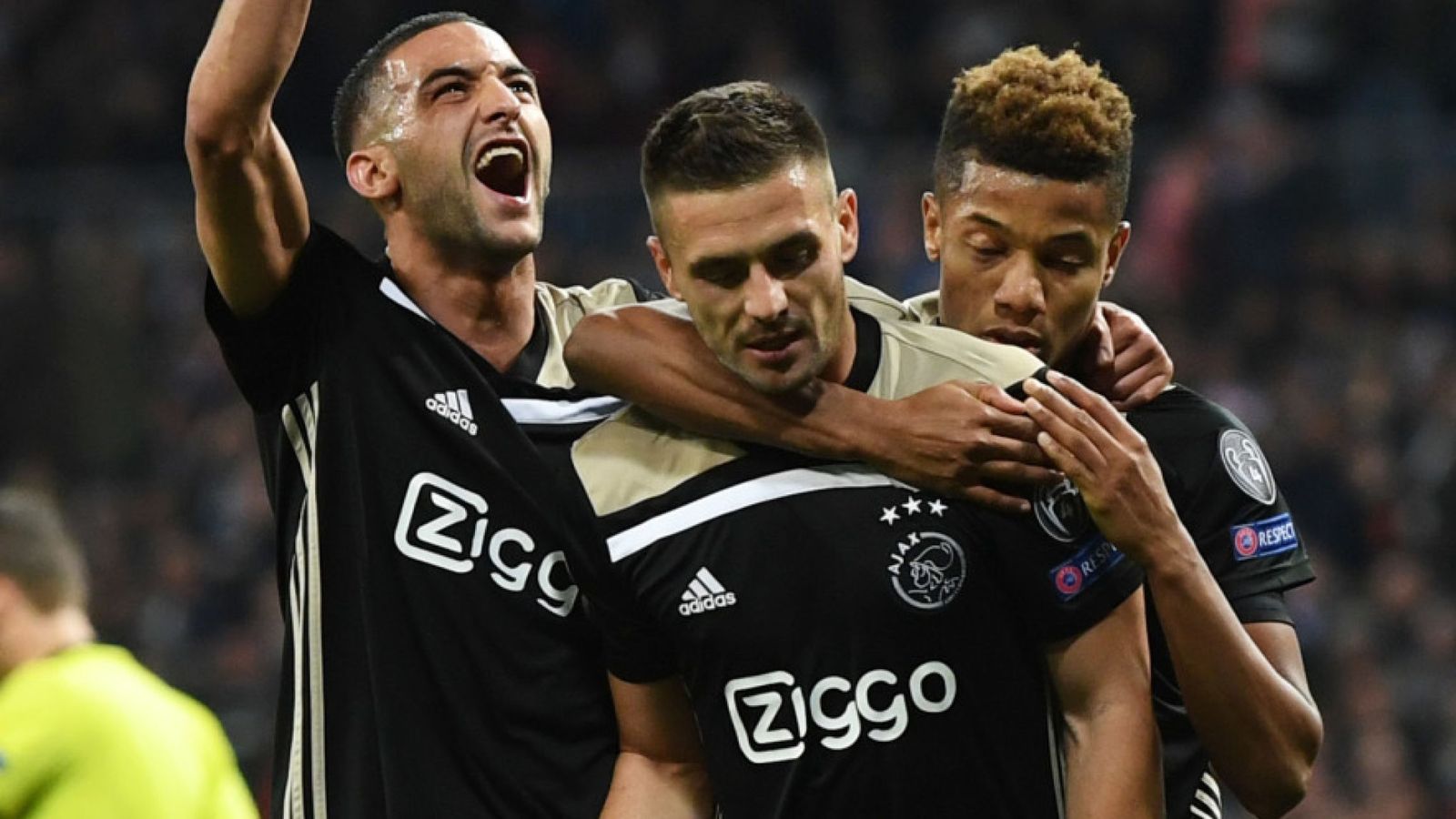Dusan Tadic Celebrates His Goal For Ajax Away To Real - Real Madrid 1 4 Ajax - HD Wallpaper 