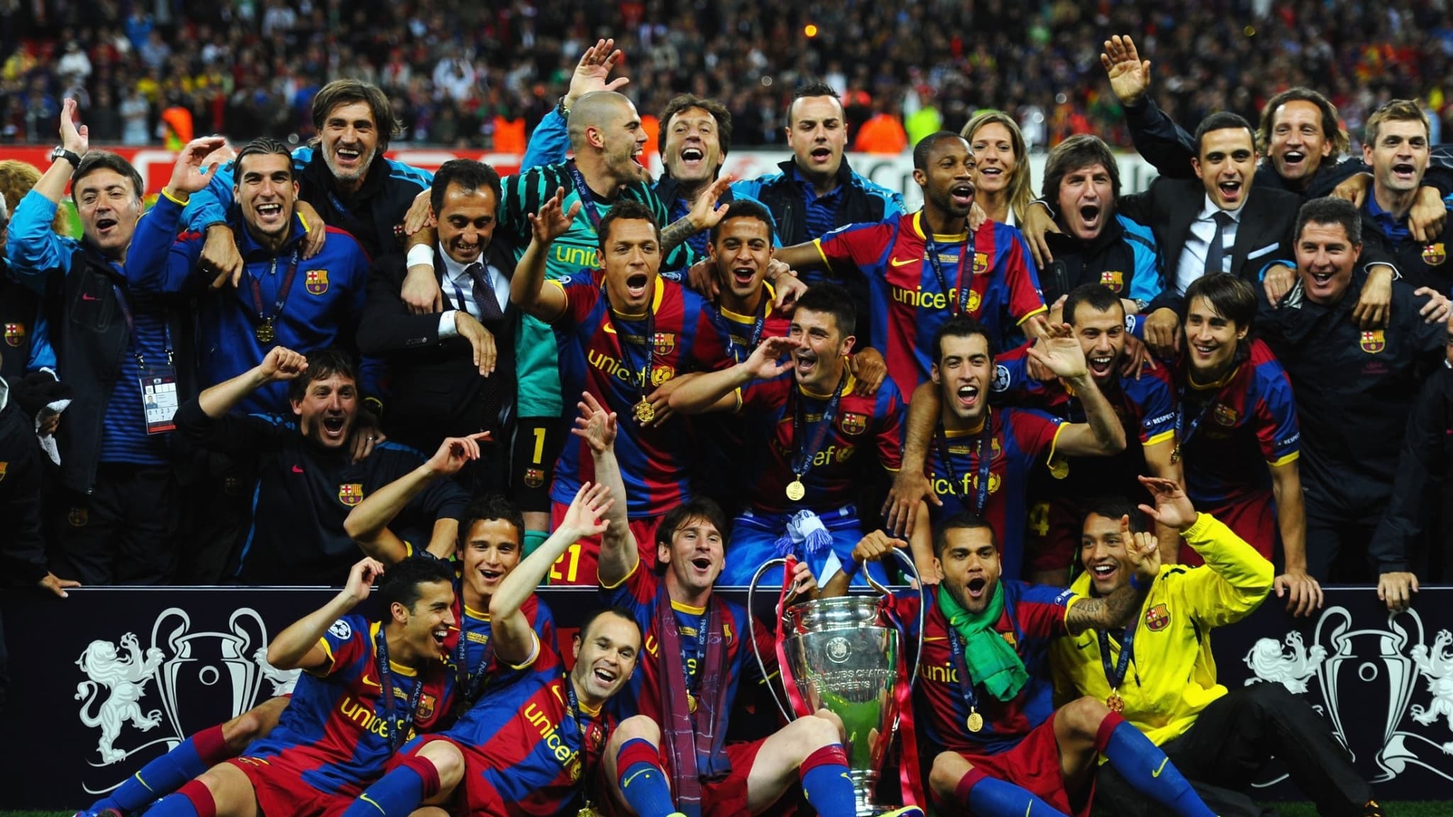 Barcelona Celebrate With The Trophy - Champions League Final 2011 - HD Wallpaper 