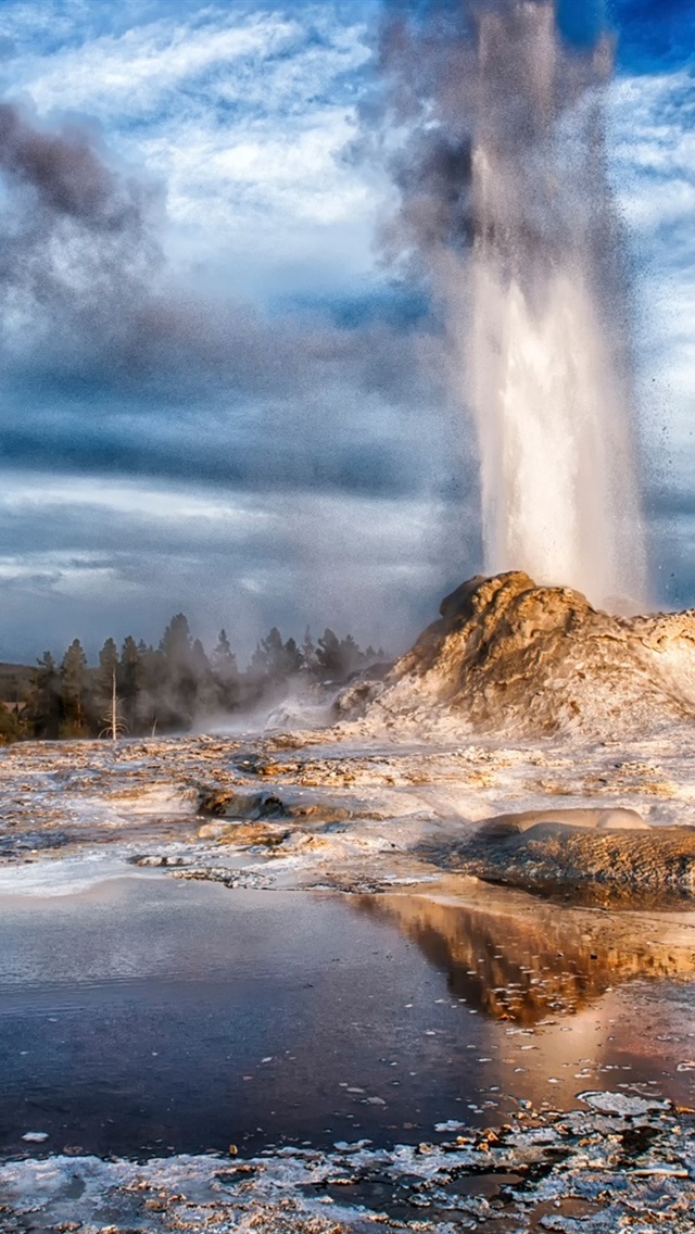 Iphone Wallpaper Castle Geyser, Wyoming, Yellowstone - Natural Wonders Of The World Dk - HD Wallpaper 