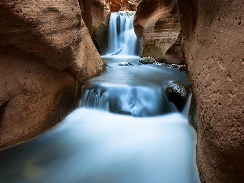 Beautiful Canyon River Cascade Wallpaper - Confrontation Between The Stream - HD Wallpaper 