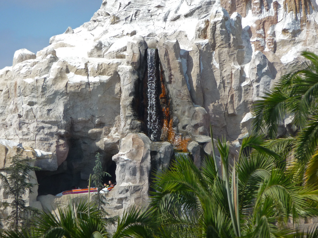 Disneyland, Matterhorn - HD Wallpaper 