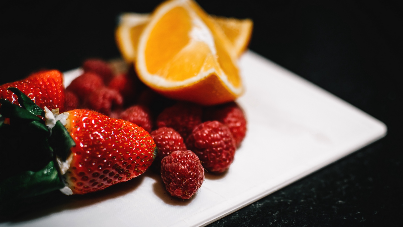 Wallpaper Raspberries, Strawberries, Orange, Berries, - Fraise Et Orange Fruit - HD Wallpaper 