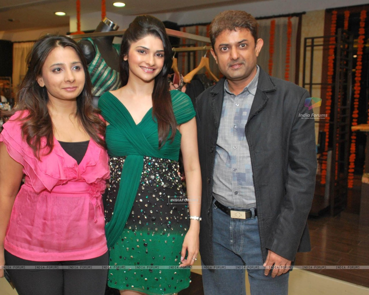 Prachi Desai - HD Wallpaper 