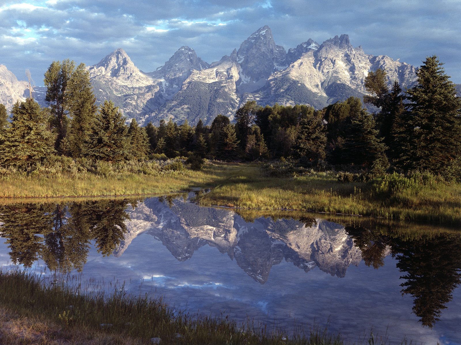 Mountain Scene In Yellowstone Park - HD Wallpaper 