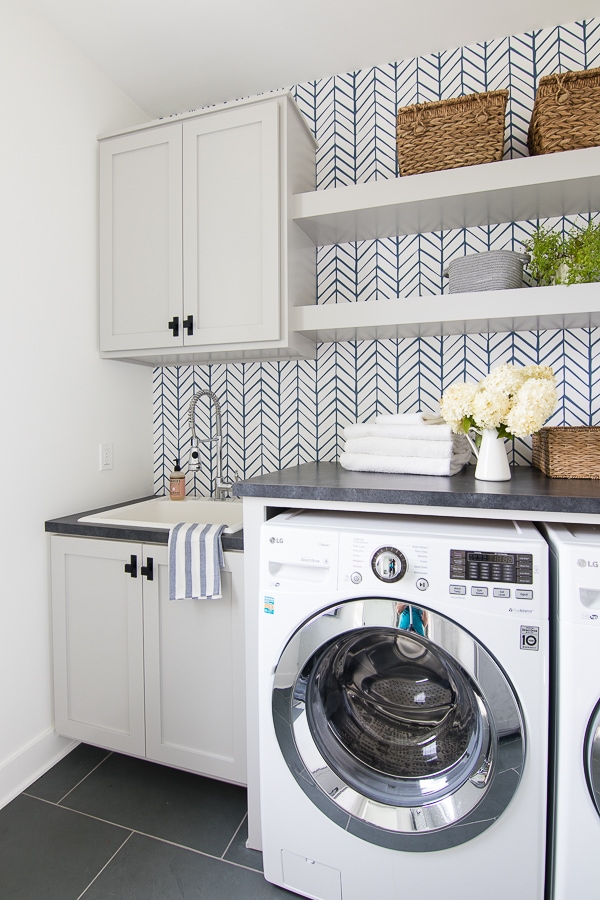 Wallpaper Laundry Room Grey Cabinets - Laundry Room - HD Wallpaper 