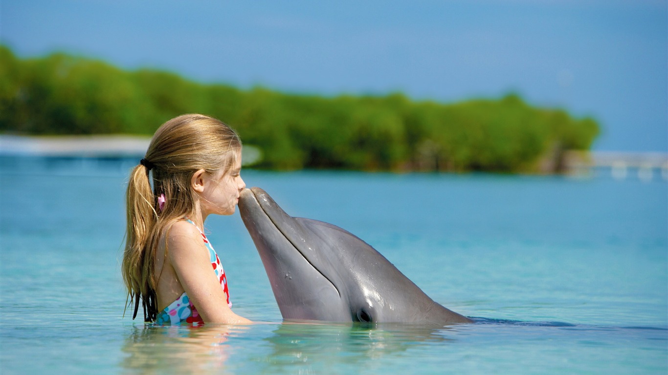 Amizade Das Meninas Com Golfinhos - Girl Kissing A Dolphin - HD Wallpaper 