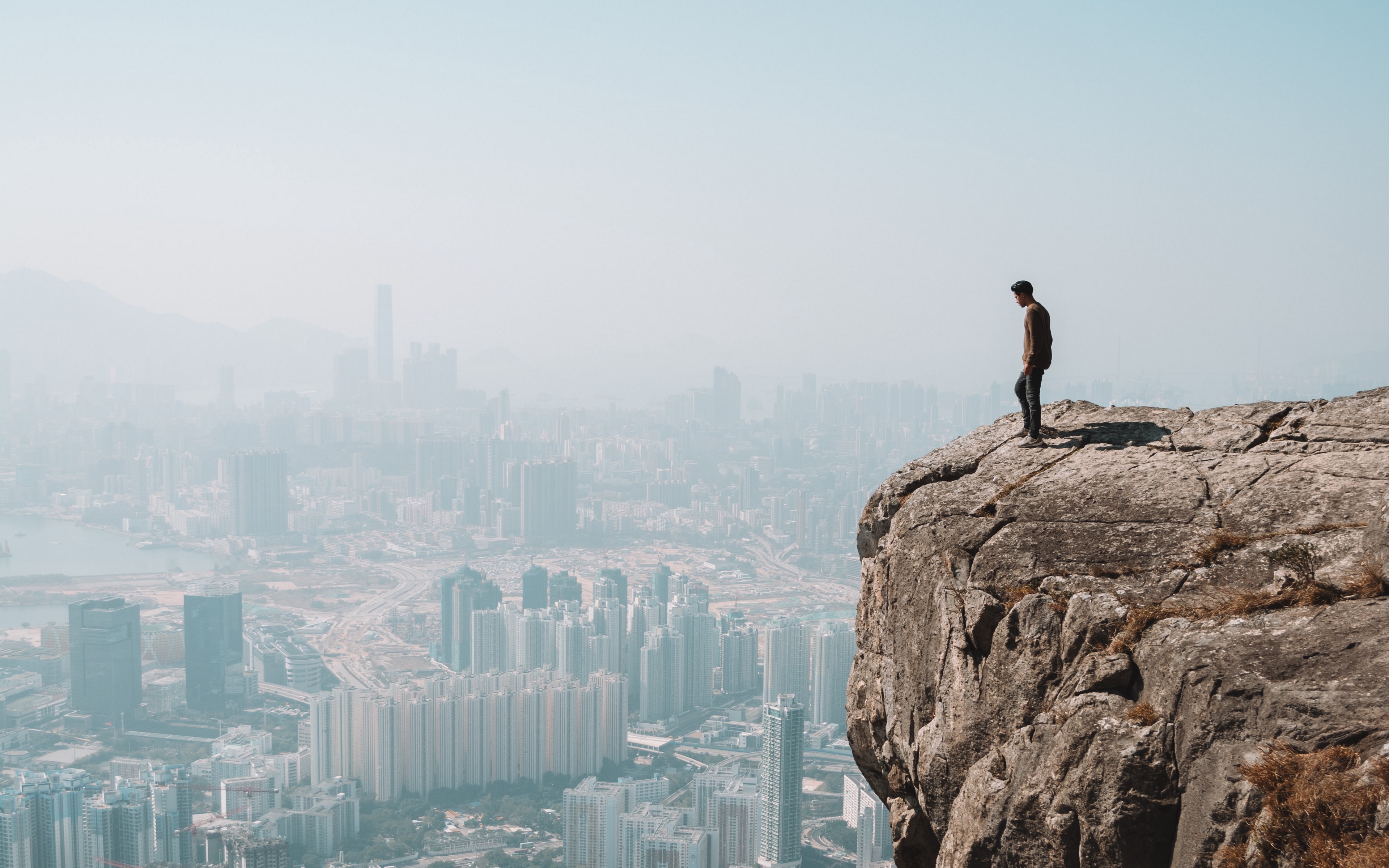 Wallpaper Cliff, Man, City, Aerial View, Height, Loneliness - Wallpaper - HD Wallpaper 