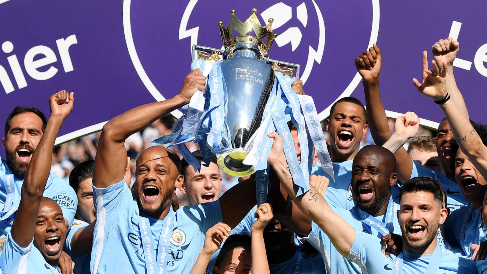 Manchester City Lift The Premier League Trophy After - Man City Premier League 2017 18 - HD Wallpaper 