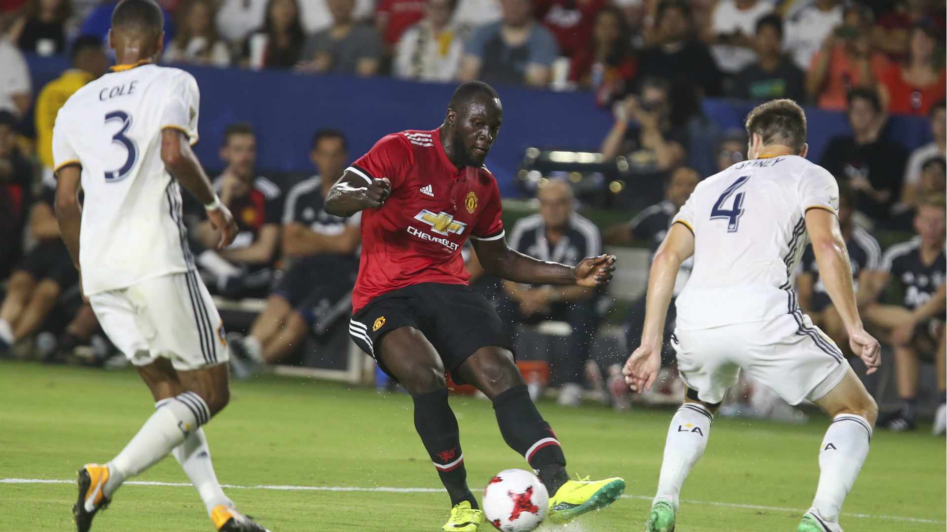 Romelu Lukaku Ashley Cole Manchester United La Galaxy - Lukaku Man United Goal - HD Wallpaper 