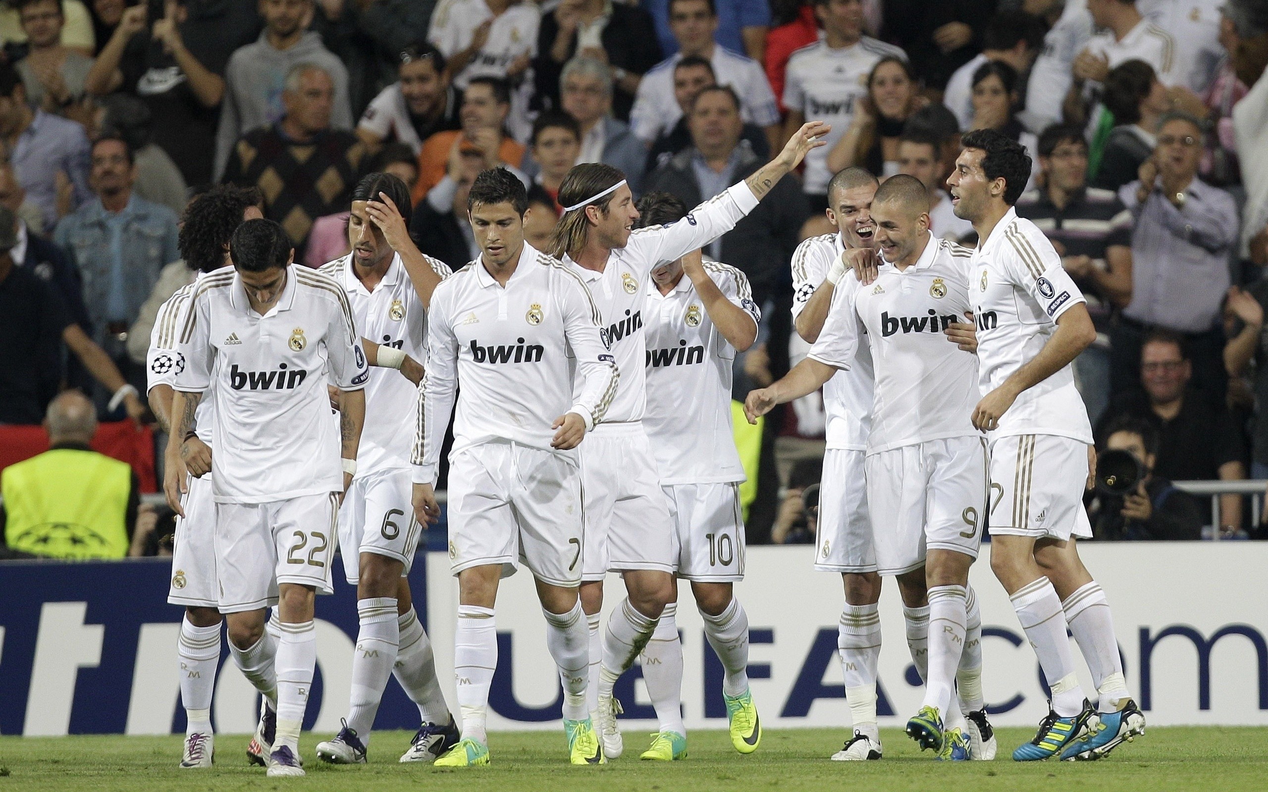 Soccer Real Real Madrid Cristiano Ronaldo Sergio Ramos - Cristiano Ronaldo Football Team - HD Wallpaper 