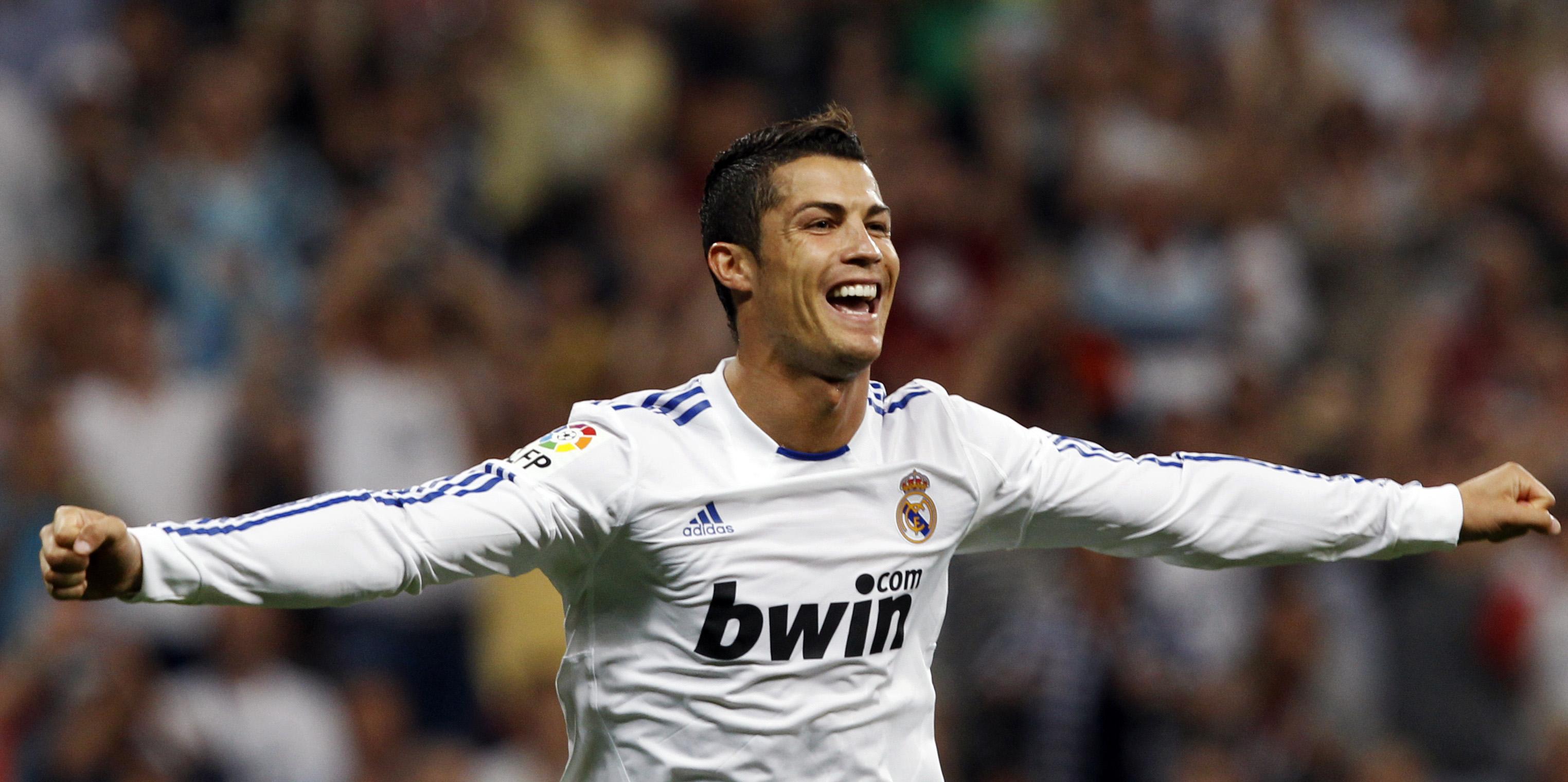 Cristiano Ronaldo Hd Wallpapers Ch18c - Cristiano Ronaldo Real Madrid 2011 - HD Wallpaper 