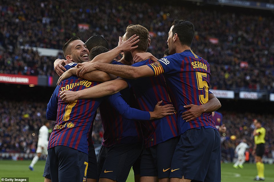Philippe Coutinho Is Congratulated By Team-mates After - Fc Barcelona - HD Wallpaper 