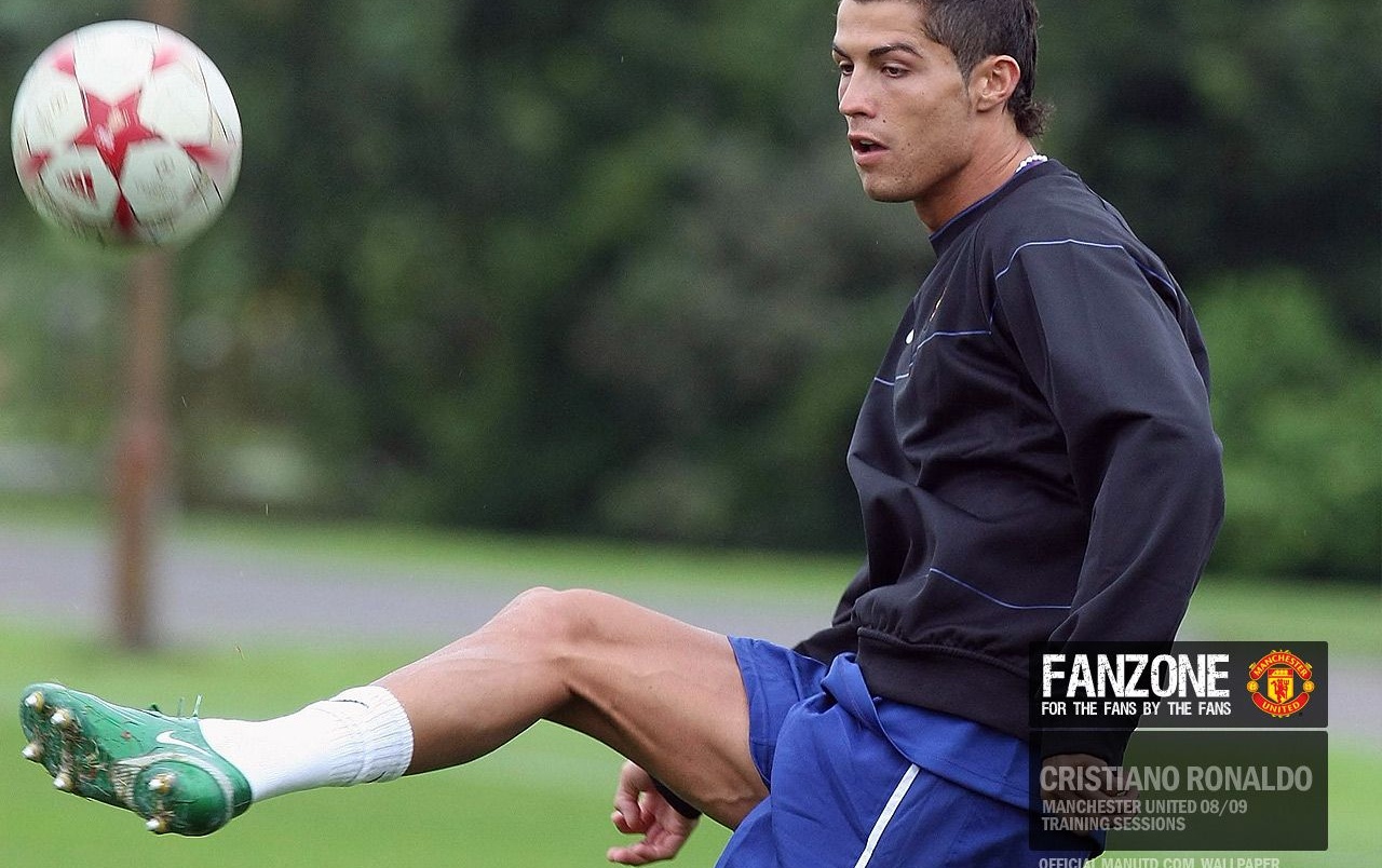 Cristiano Ronaldo With The Ball Wallpapers - Cristiano Ronaldo Manchester United Training - HD Wallpaper 