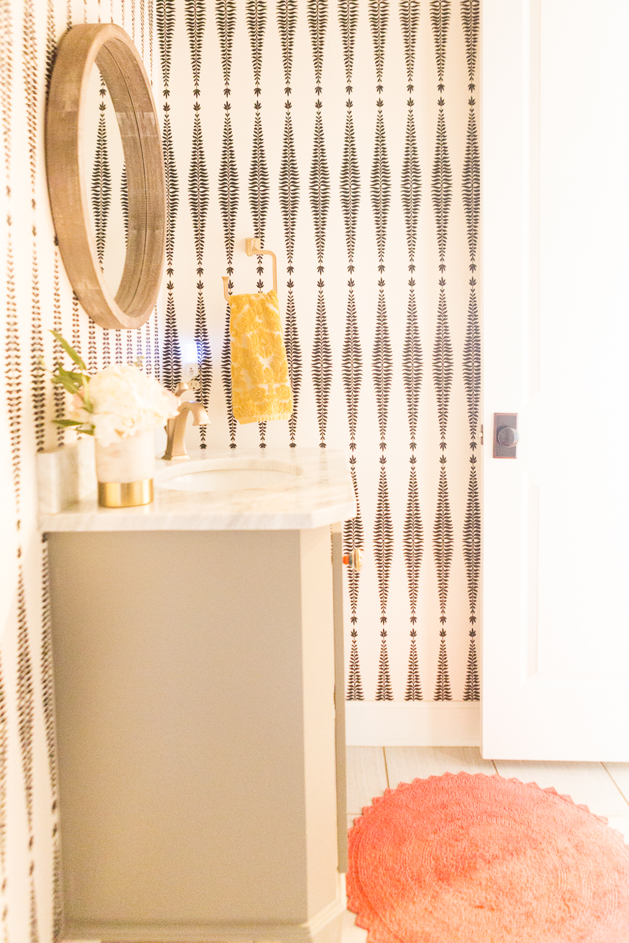 10 Beautiful Ideas For How To Use Wallpaper In Modern - Schumacher Fern Tree Wallpaper Bathroom - HD Wallpaper 