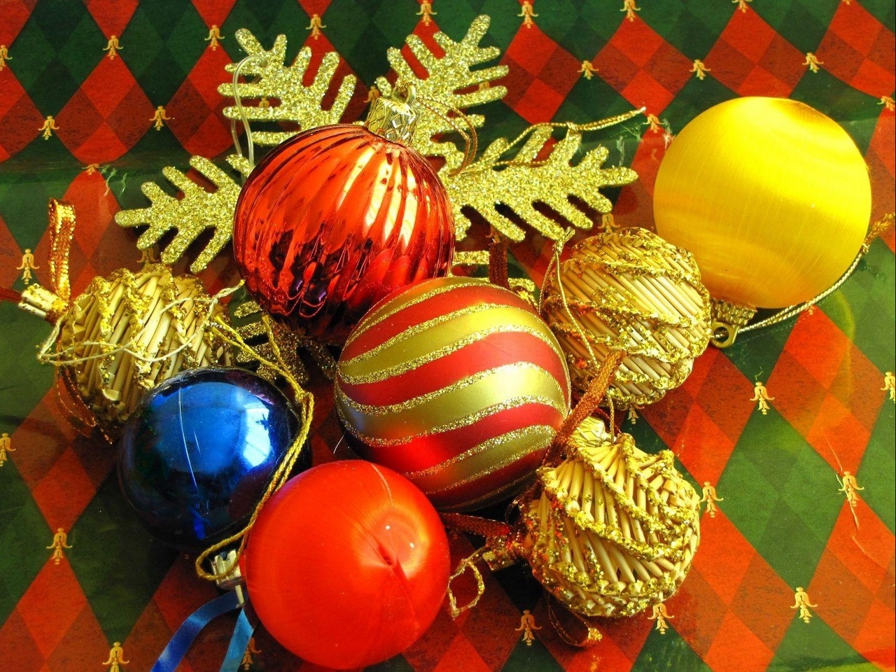 Wallpaper Christmas Decorations, Balloons, Diversity, - Wallpaper - HD Wallpaper 