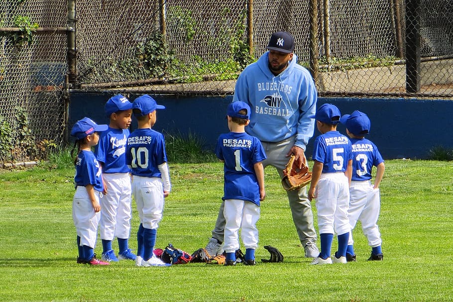 Six Boy Gather With Coach On Baseball Field, Team, - Coach Sports - HD Wallpaper 