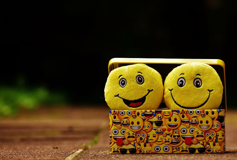 Two Yellow Smile Emoji Pillows, Smilies, Funny, Joy, - Emoji Pillow Wallpaper Hd - HD Wallpaper 
