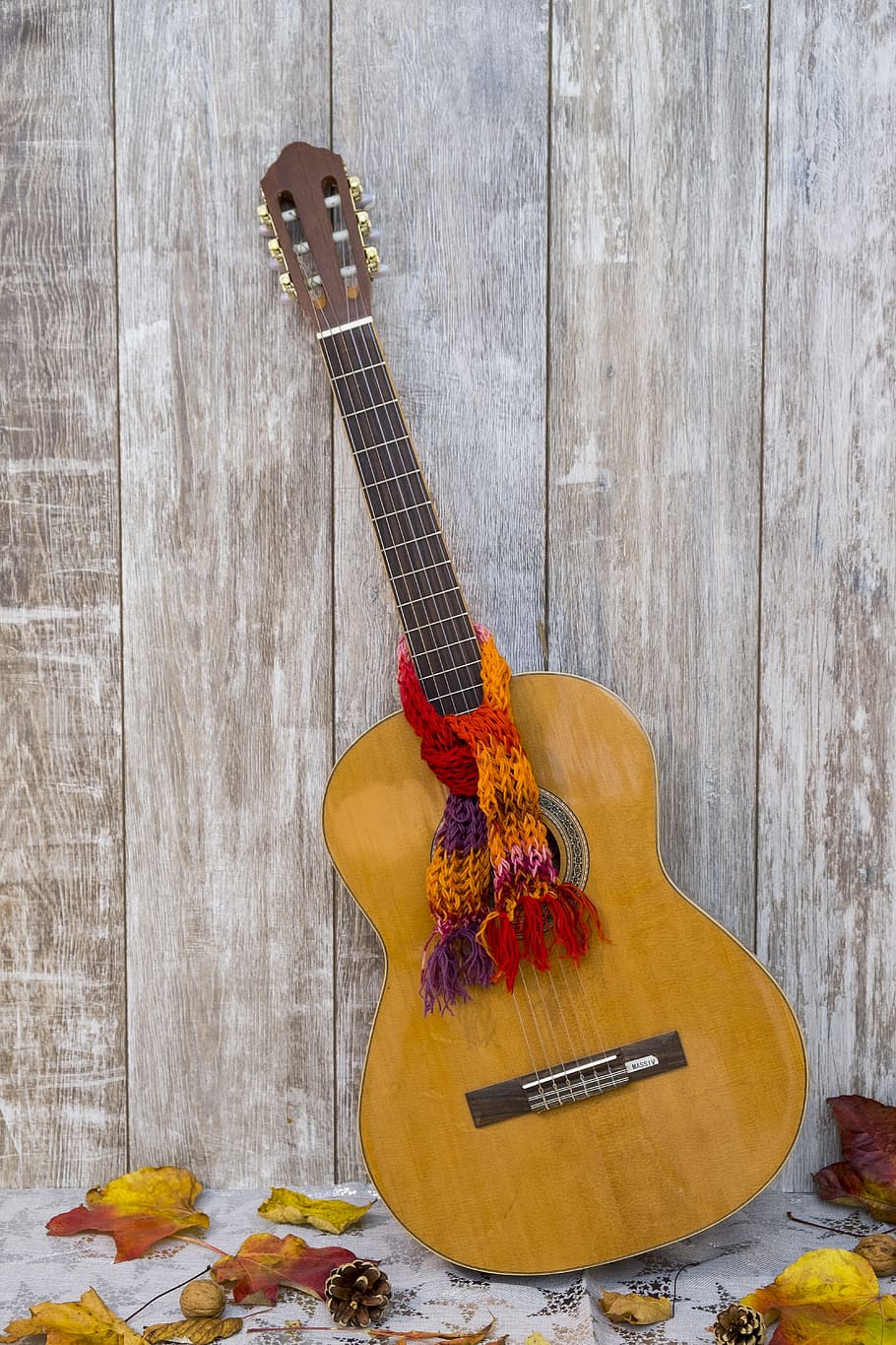 Brown Classical Guitar Leaning On Wooden Wall, Acoustic - Fondo De Pantalla Guitarra Acustica Hd - HD Wallpaper 