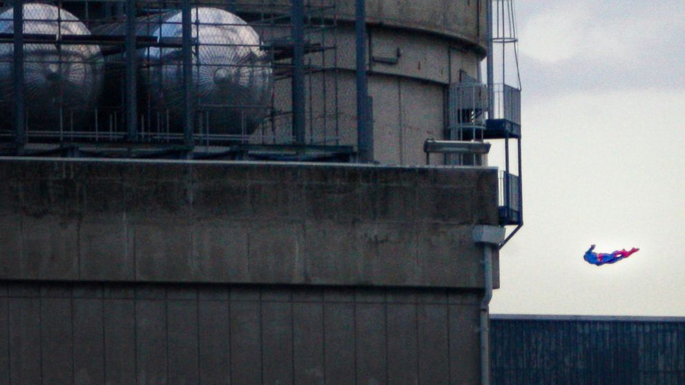 France Nuclear Power Plant Greenpeace Drone - HD Wallpaper 