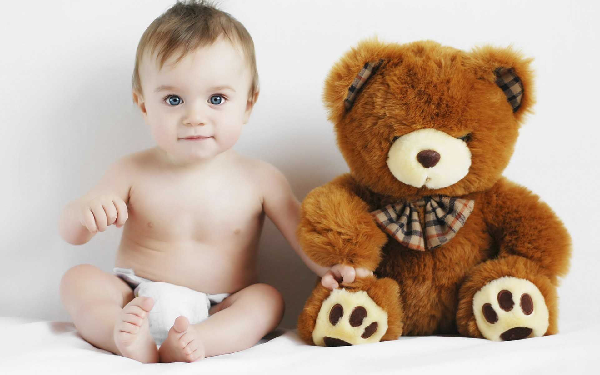 Sweet Boy Child Toy Teddy Bear Wallpaper Wallpaper - Bebe Con Su Peluche - HD Wallpaper 