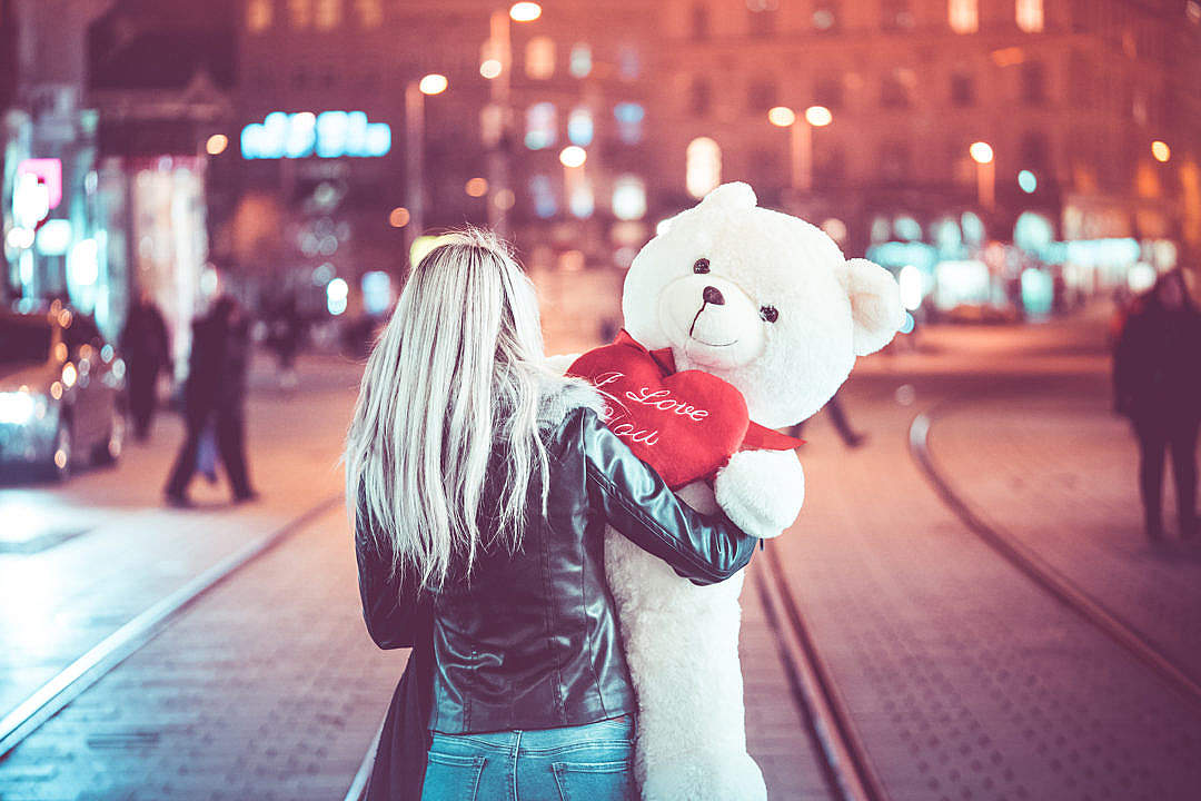 Download Young Woman Walking With A Big Teddy Bear - Teddy Bear With Girl - HD Wallpaper 