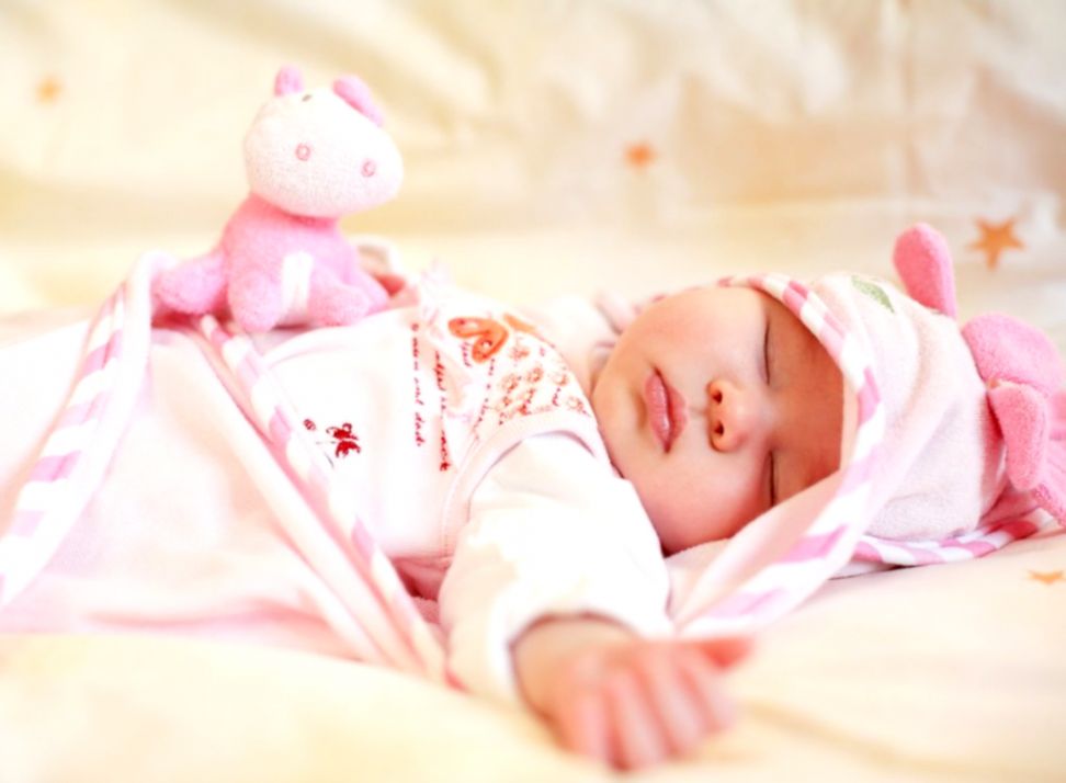 Sleeping Baby With Small Teddy Bear Wallpapers - صور اطفال نايمين - HD Wallpaper 