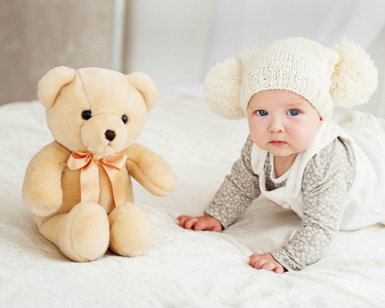 Teddy Bear Fun With Cute Baby High Definition Wallpapers - Cute Baby With Cute Teddy - HD Wallpaper 