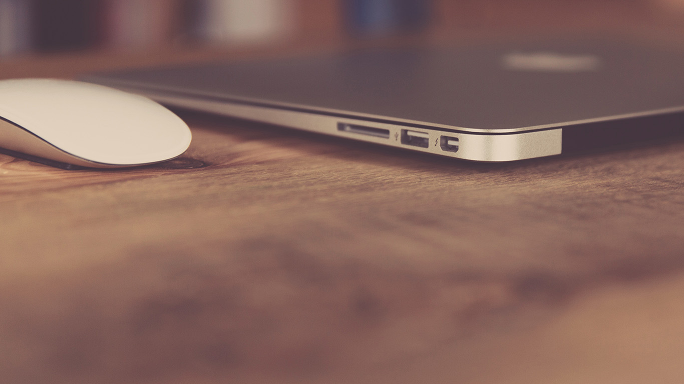 Hd Apple Laptop On Desk - HD Wallpaper 