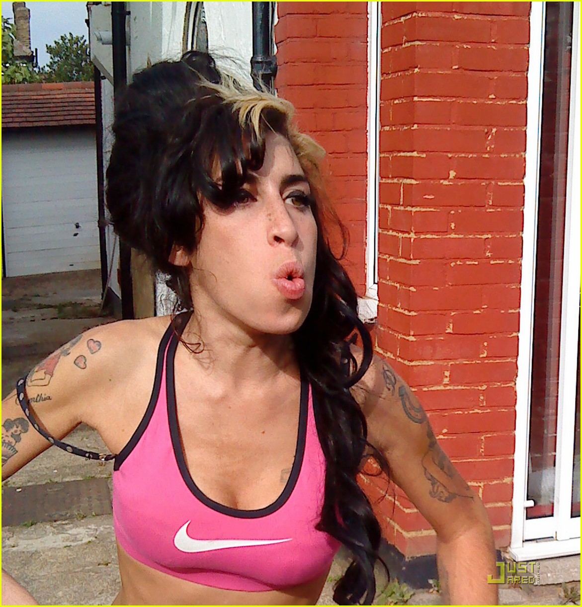 Amy Winehouse Whines Bully - Amy Whines - HD Wallpaper 
