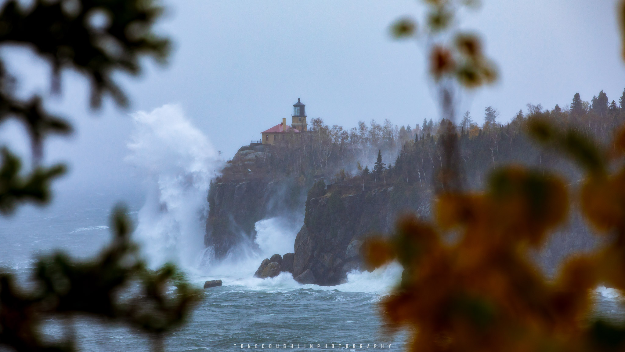 Split Rock Lighthouse Wave Crash Storm Lake Superior - HD Wallpaper 