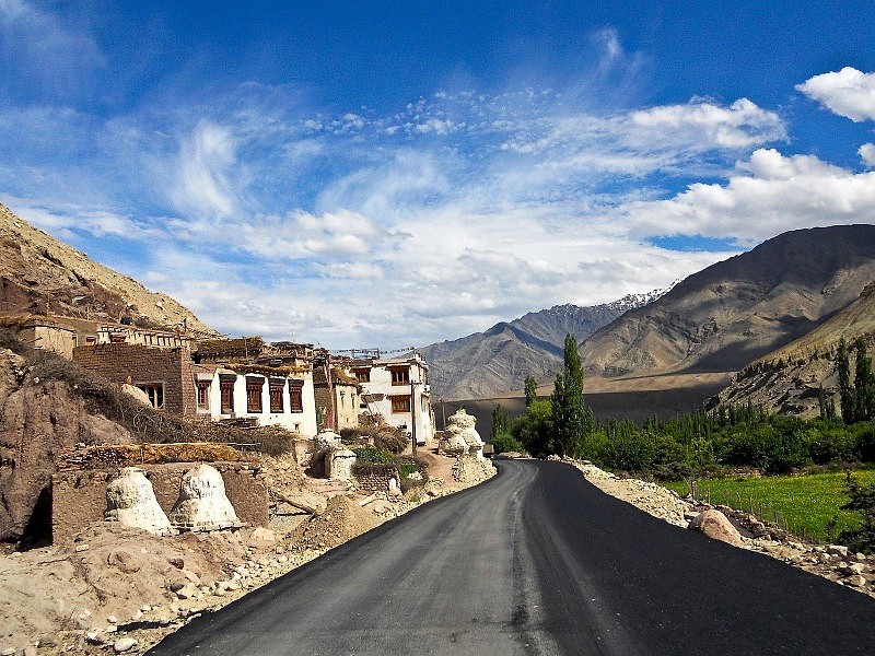 Ancient Civilization Modern Road Wallpaper - Linux Mint 13 Maya - HD Wallpaper 