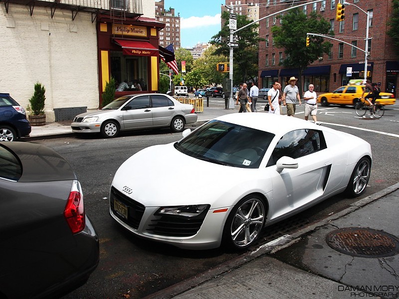 White Audi R8 In Public Wallpaper - Audi R8 In Public - HD Wallpaper 