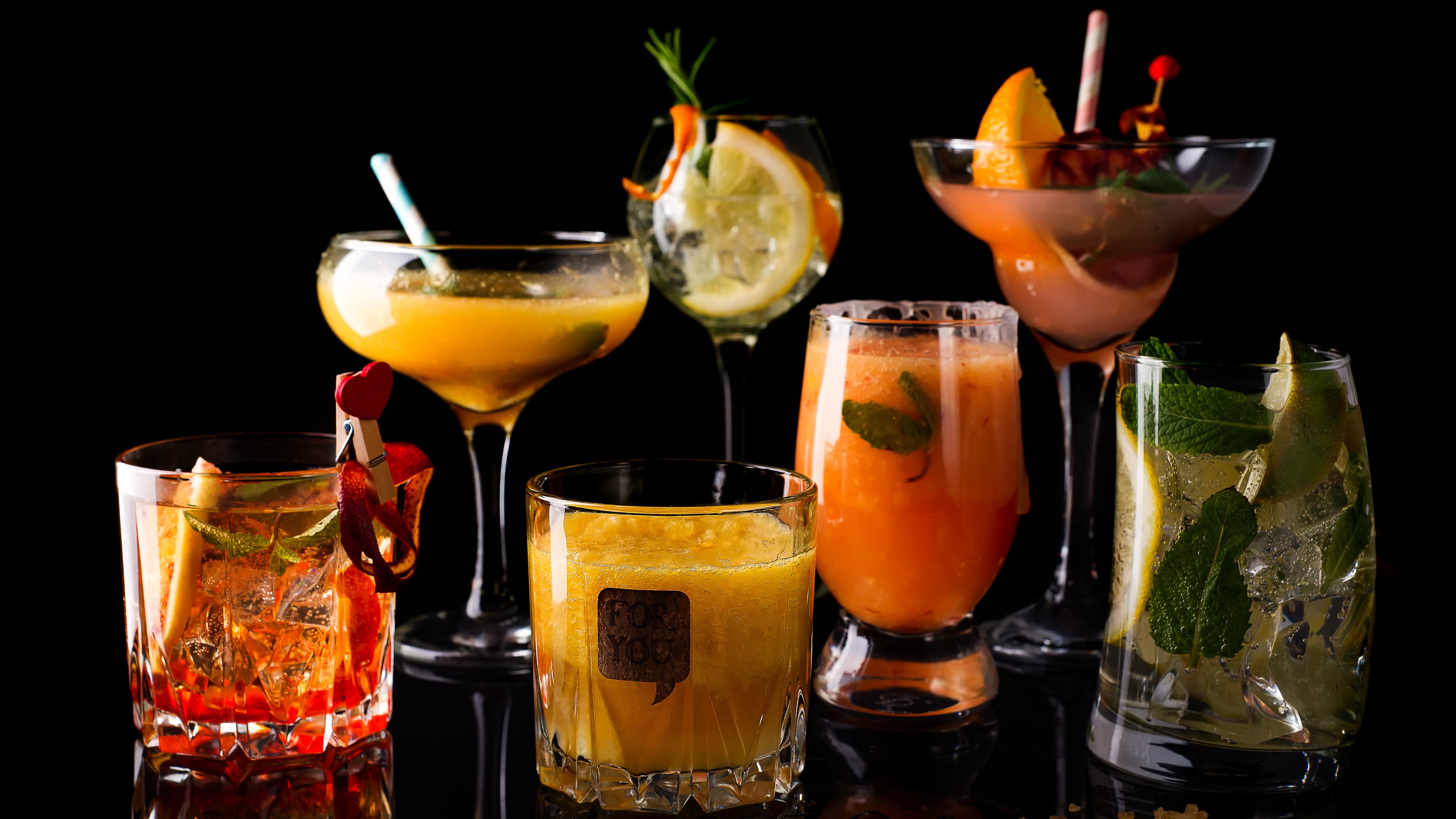 Classic Cocktail Desktop Wallpaper - Drinks Black Background - HD Wallpaper 