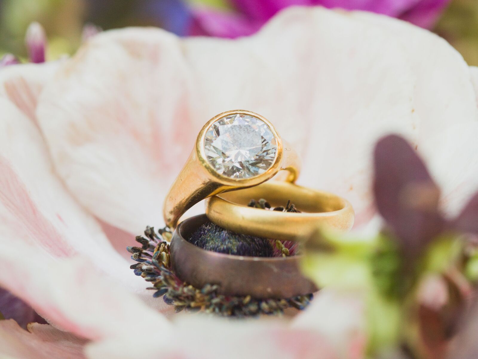 Diamond Engagement Ring With Halo And Pavé Setting - Engagement Ring - HD Wallpaper 