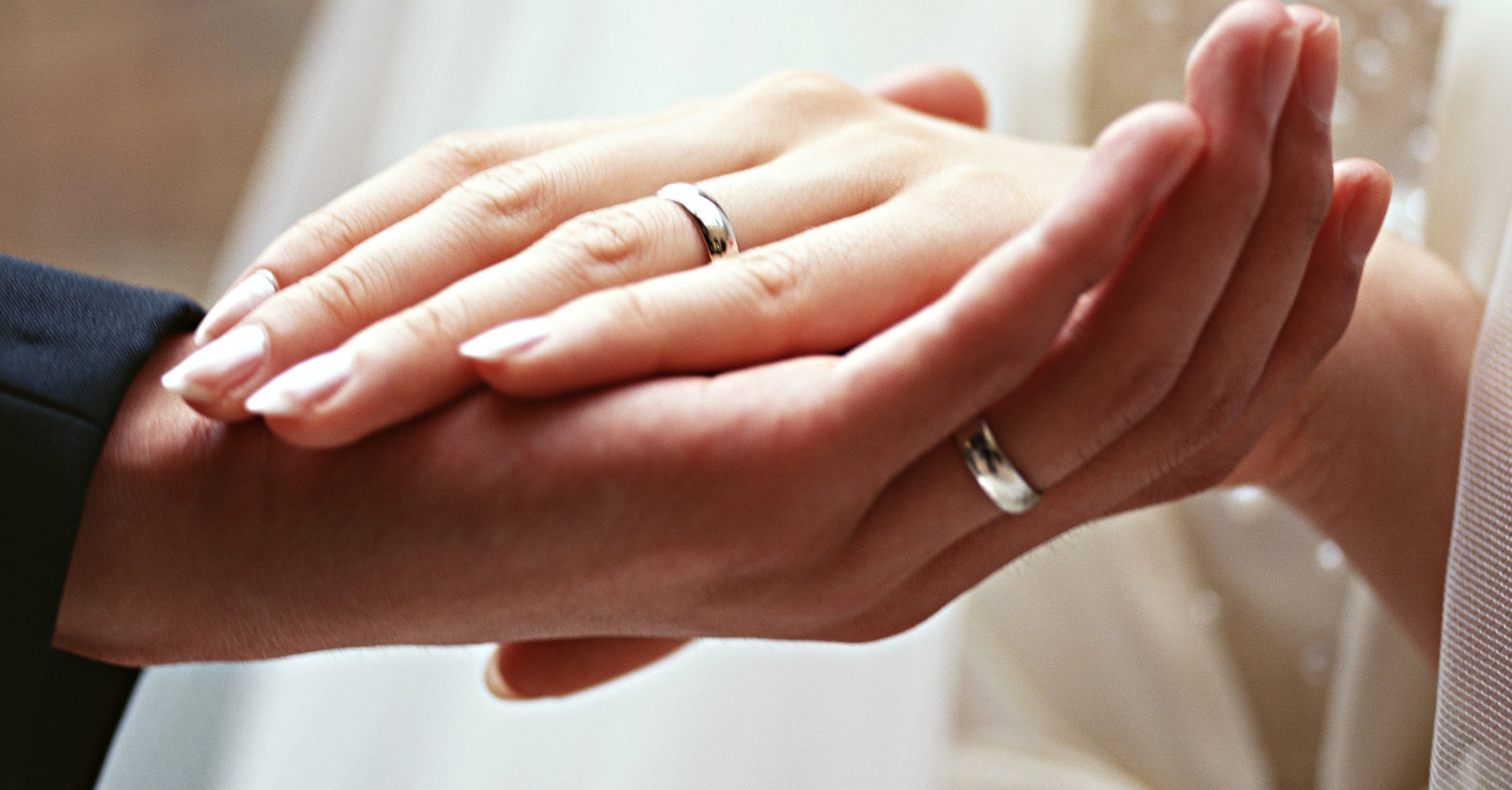 Hands With Wedding Ring - HD Wallpaper 